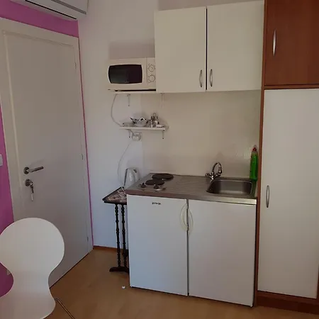 Avdic - With Balcony And Garden View Apartment