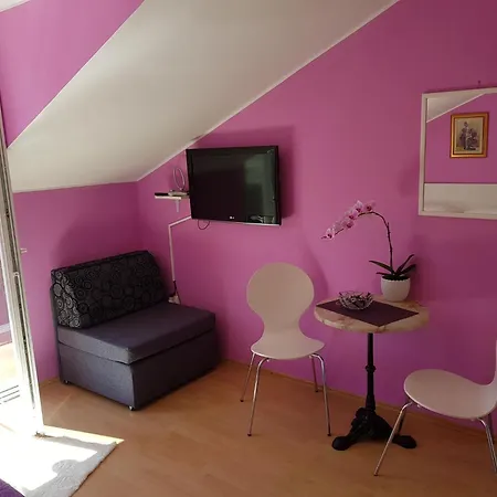 Avdic - With Balcony And Garden View Apartment